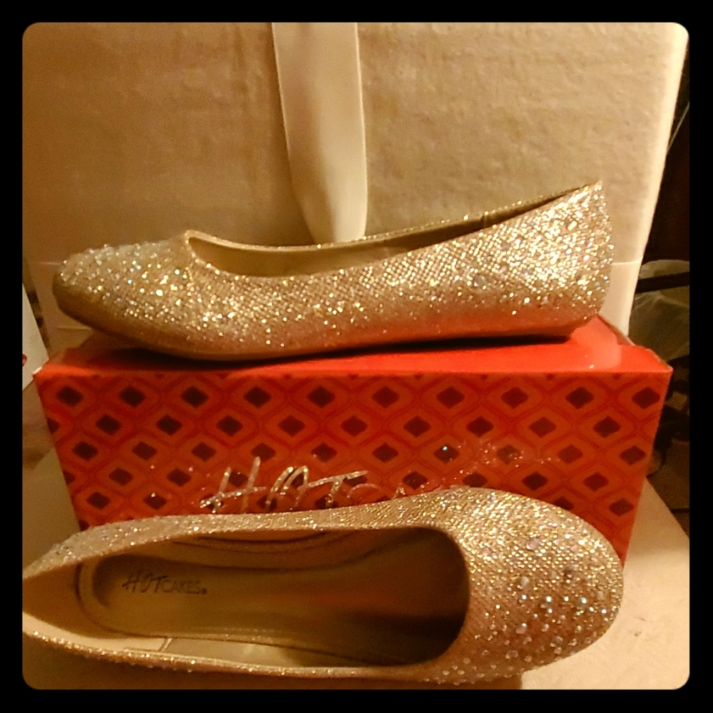 Flat dress shoes